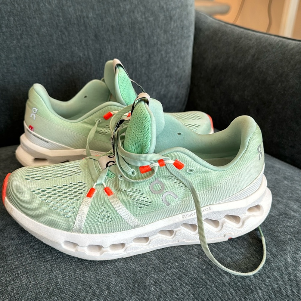 FLASH SALE —- Green OnCloud sneakers - cloud surfer